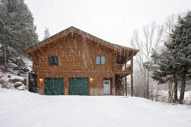 Kulübe, Birden Çok Yatak (Iconic Log Cabin Escape | Idaho Sprin)