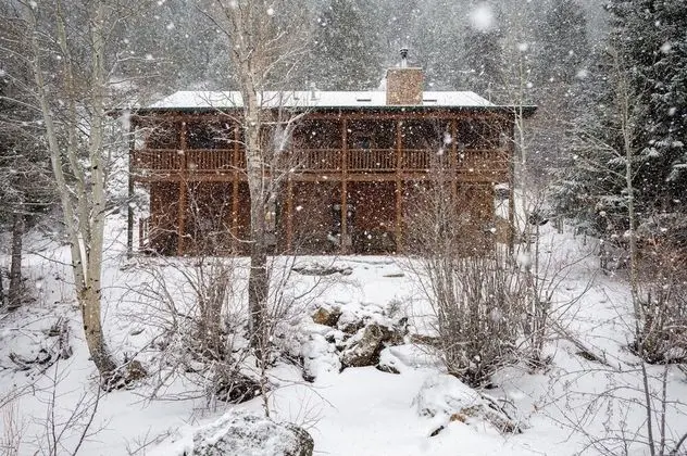 Kulübe, Birden Çok Yatak (Iconic Log Cabin Escape | Idaho Sprin)