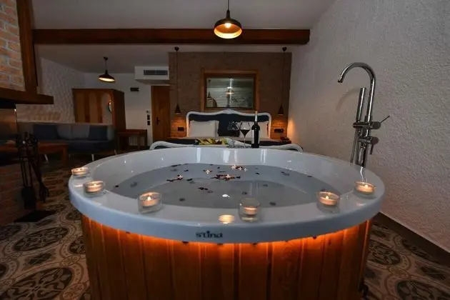 Jakuzili ve Şömineli Deluxe Oda, Deniz Manzaralı, Şömineli ve Jakuzili