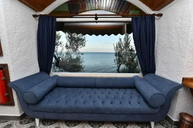 Jakuzili ve Şömineli Deluxe Oda, Deniz Manzaralı, Şömineli ve Jakuzili