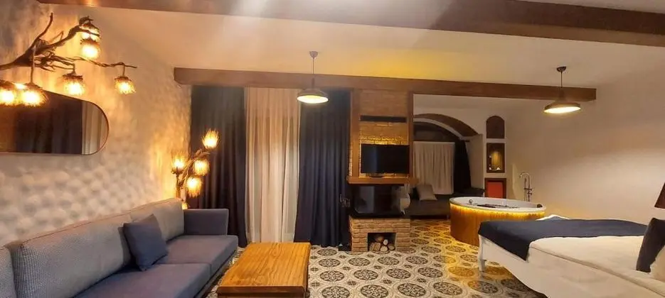 Jakuzili ve Şömineli Deluxe Oda, Deniz Manzaralı, Şömineli ve Jakuzili