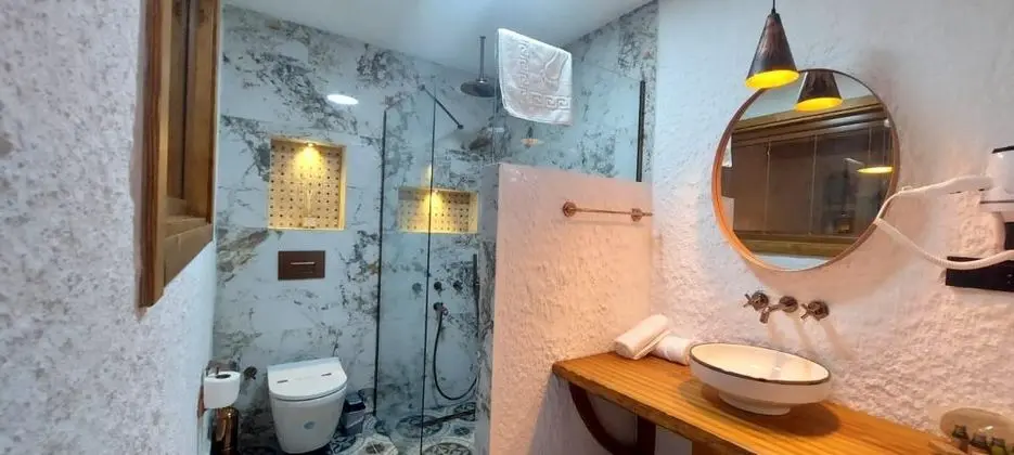 Jakuzili ve Şömineli Deluxe Oda, Deniz Manzaralı, Şömineli ve Jakuzili