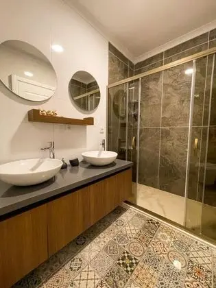 Çift Kişilik, Dağ Manzaralı