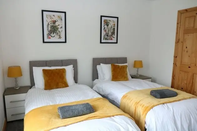 Business Ev, Özel Banyo (Large 3 Bedroom House)