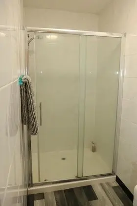 Business Ev, Özel Banyo (Large 3 Bedroom House)