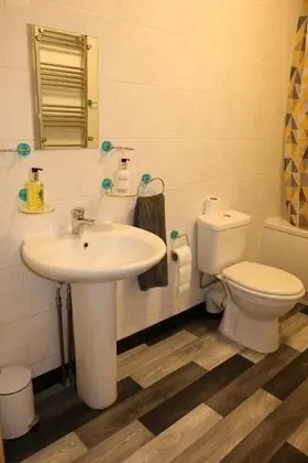 Business Ev, Özel Banyo (Large 3 Bedroom House)