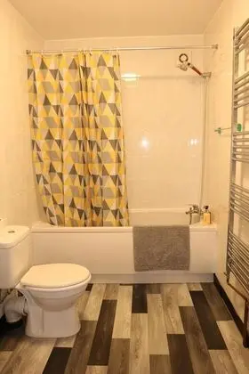 Business Ev, Özel Banyo (Large 3 Bedroom House)