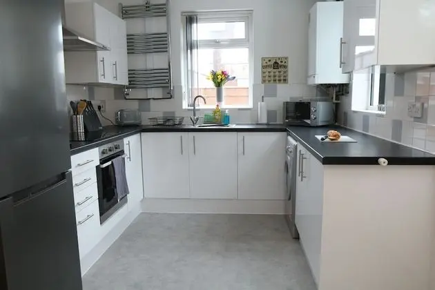 Business Ev, Özel Banyo (Large 3 Bedroom House)