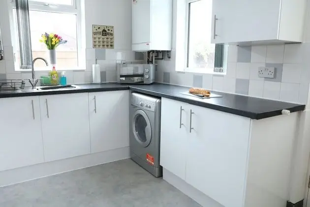 Business Ev, Özel Banyo (Large 3 Bedroom House)