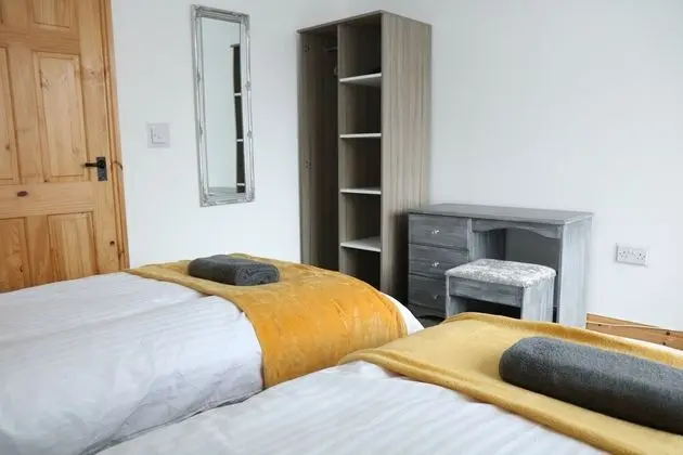 Business Ev, Özel Banyo (Large 3 Bedroom House)
