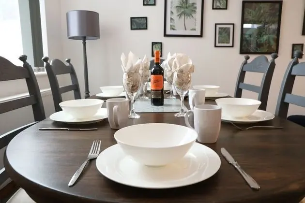 Business Ev, Özel Banyo (Large 3 Bedroom House)