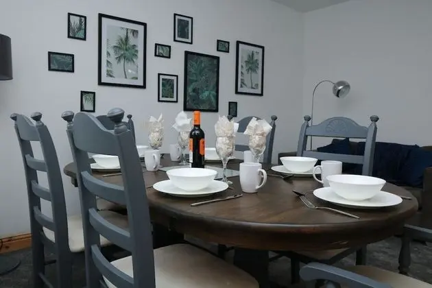 Business Ev, Özel Banyo (Large 3 Bedroom House)