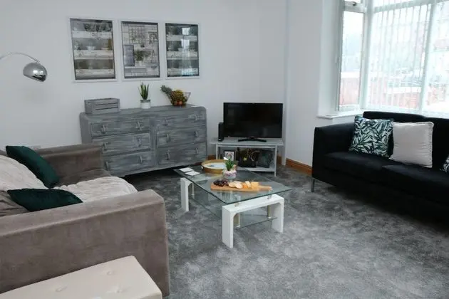 Business Ev, Özel Banyo (Large 3 Bedroom House)