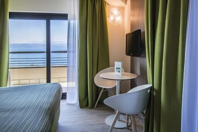 Superior Tek Büyük Yataklı Oda, Balkon, Göl Manzaralı