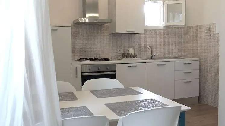 Apart Daire, Ek Bina