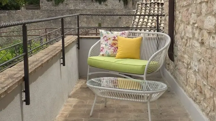 Apart Daire, Ek Bina