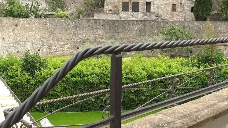 Apart Daire, Ek Bina