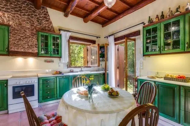 Deluxe Villa (in Theriso Vilage 14 km)