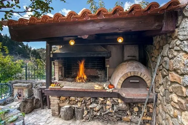Deluxe Villa (in Theriso Vilage 14 km)