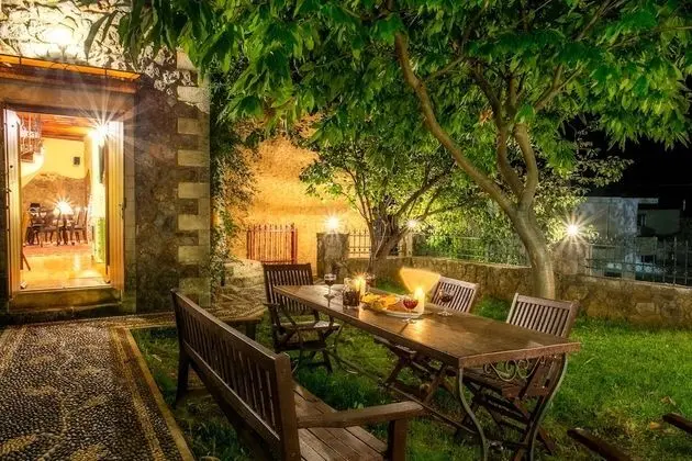 Deluxe Villa (in Theriso Vilage 14 km)