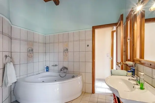 Deluxe Villa (in Theriso Vilage 14 km)