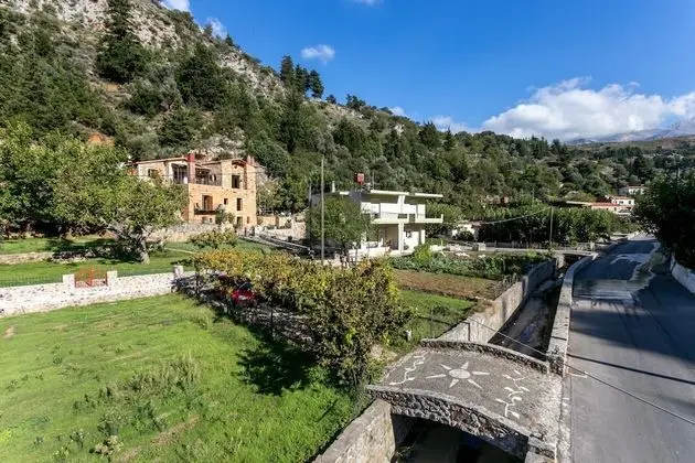 Deluxe Villa (in Theriso Vilage 14 km)