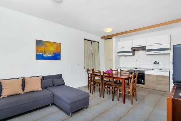 Apart Daire (Igor - 5 m from beach - A(6+2))