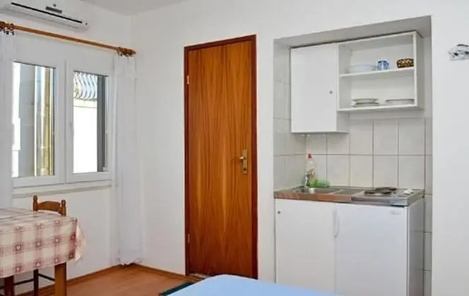 Stüdyo (Igor - near center - SA1-Teuta(2))