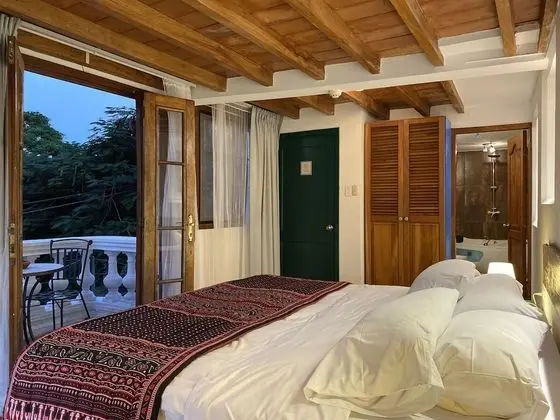 Deluxe Tek Büyük Yataklı Oda, Sıcak Su Havuzu