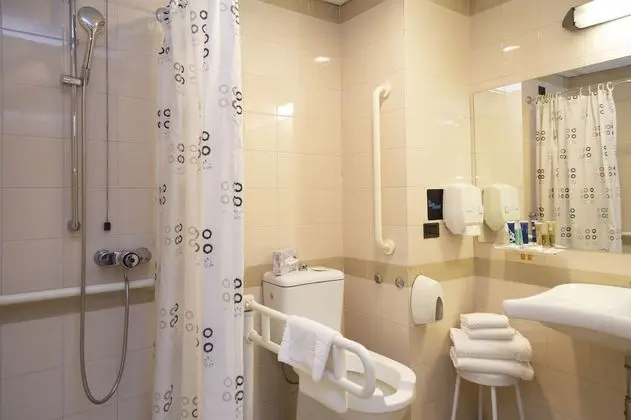 Standard Tek Büyük veya İki Ayrı Yataklı Oda, Engellilere Uygun