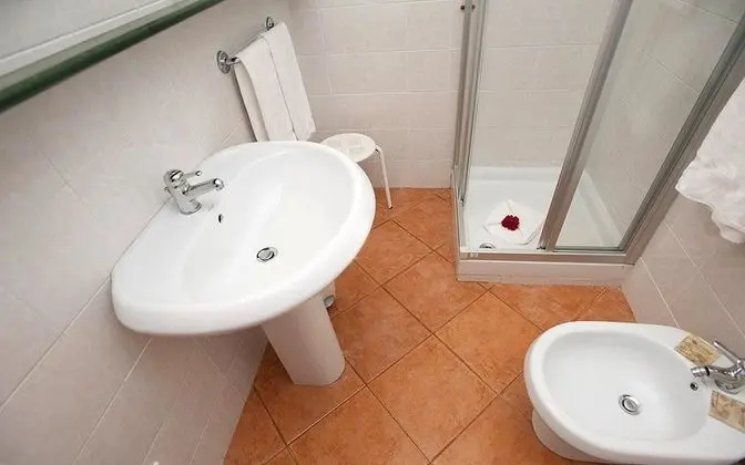 Büyük Yataklı Tek Kişilik Oda