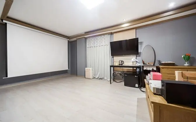 Oda (Screen room-100 inches (family room))