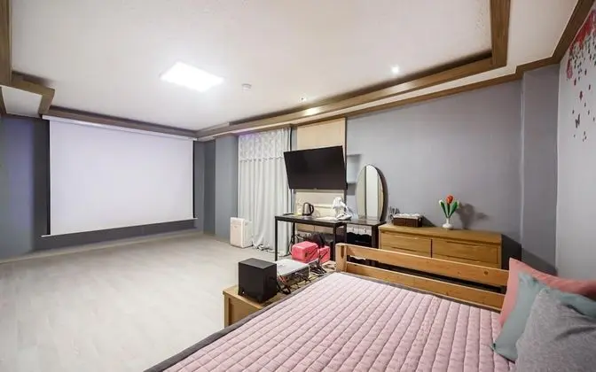 Oda (Screen room-100 inches (family room))