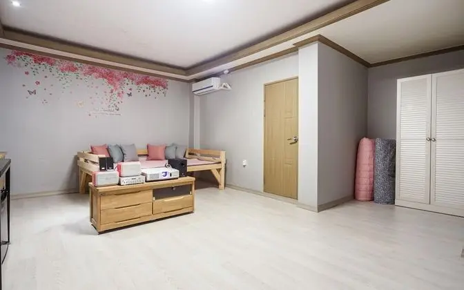 Oda (Screen room-100 inches (family room))
