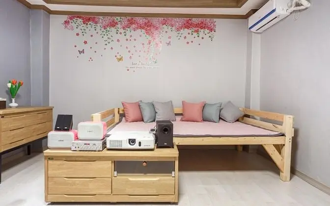 Oda (Screen room-100 inches (family room))