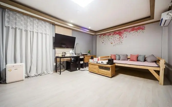 Oda (Screen room-100 inches (family room))