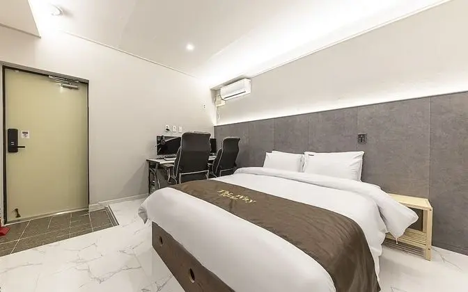 Oda (Couple 2PC room (Netflix available ga)