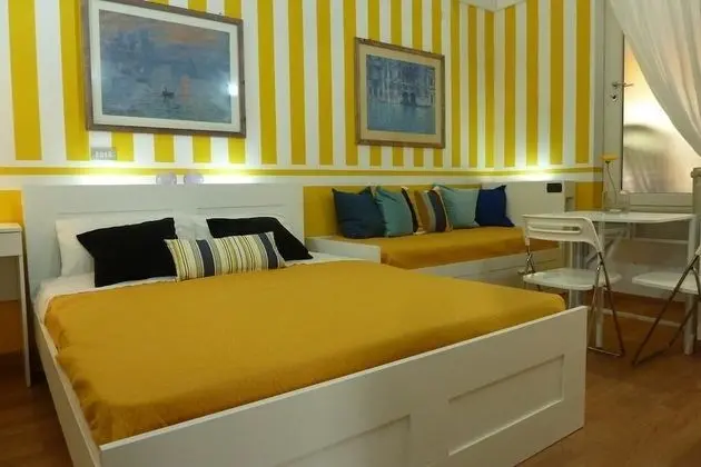 Üç Kişilik Oda (Monet)