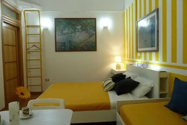 Üç Kişilik Oda (Monet)