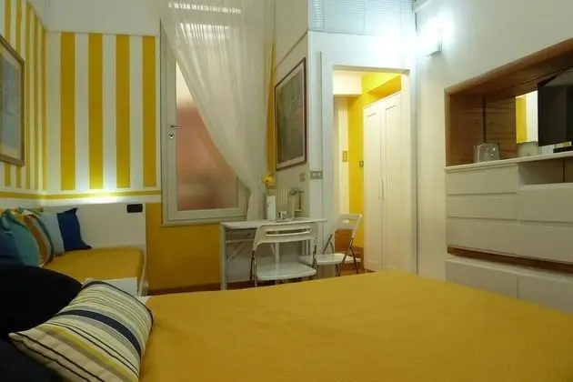 Üç Kişilik Oda (Monet)