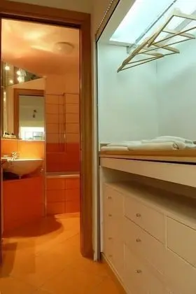 Üç Kişilik Oda (Monet)