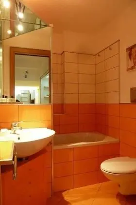 Üç Kişilik Oda (Monet)