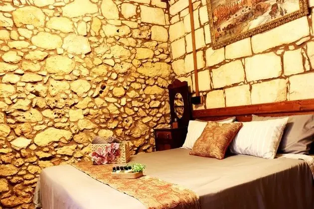 Traditional Tek Büyük Yataklı Oda