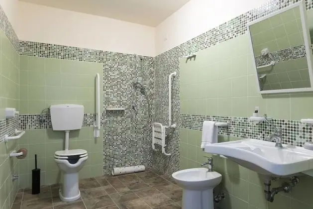 Deluxe Tek Büyük Yataklı Oda, 1 Büyük (Queen) Boy Yatak, Engellilere Uygun, Avlu Manzaralı