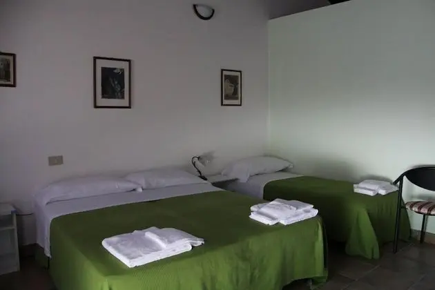 Üç Kişilik Oda, Sigara İçilmez