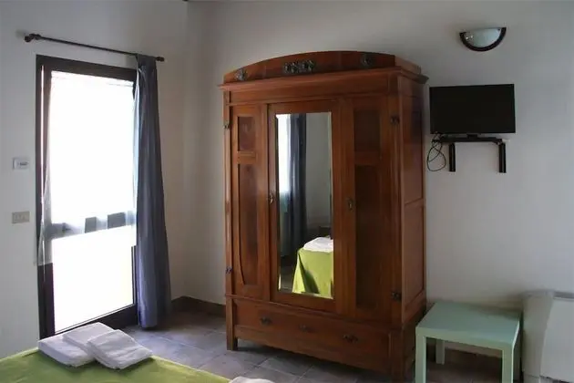 Üç Kişilik Oda, Sigara İçilmez