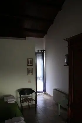 Üç Kişilik Oda, Sigara İçilmez