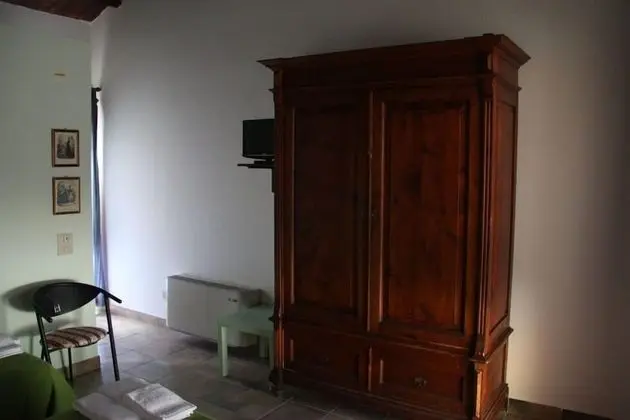 Üç Kişilik Oda, Sigara İçilmez