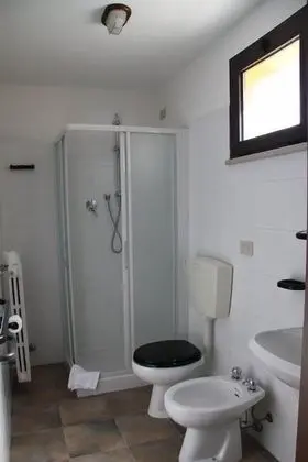 Üç Kişilik Oda, Sigara İçilmez