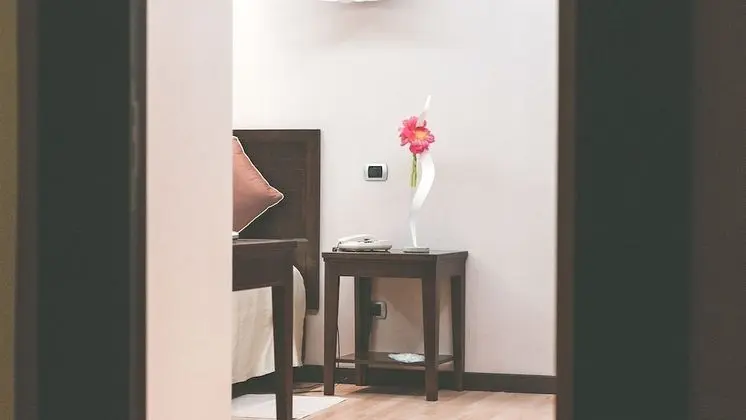 Üç Kişilik Oda, Ek Bina